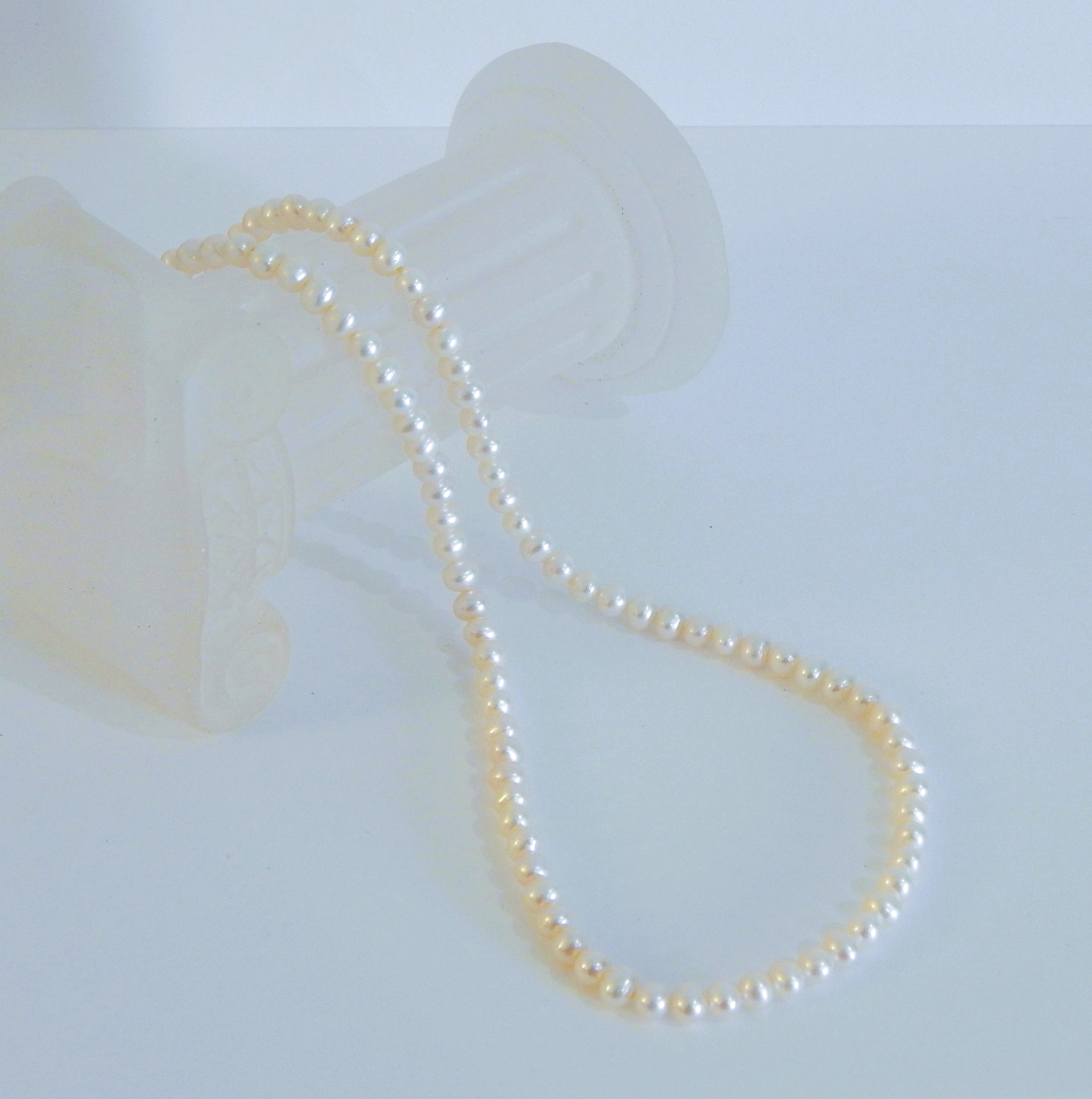Perlenkette weiß ca. 4mm semi-rund AAA+ 