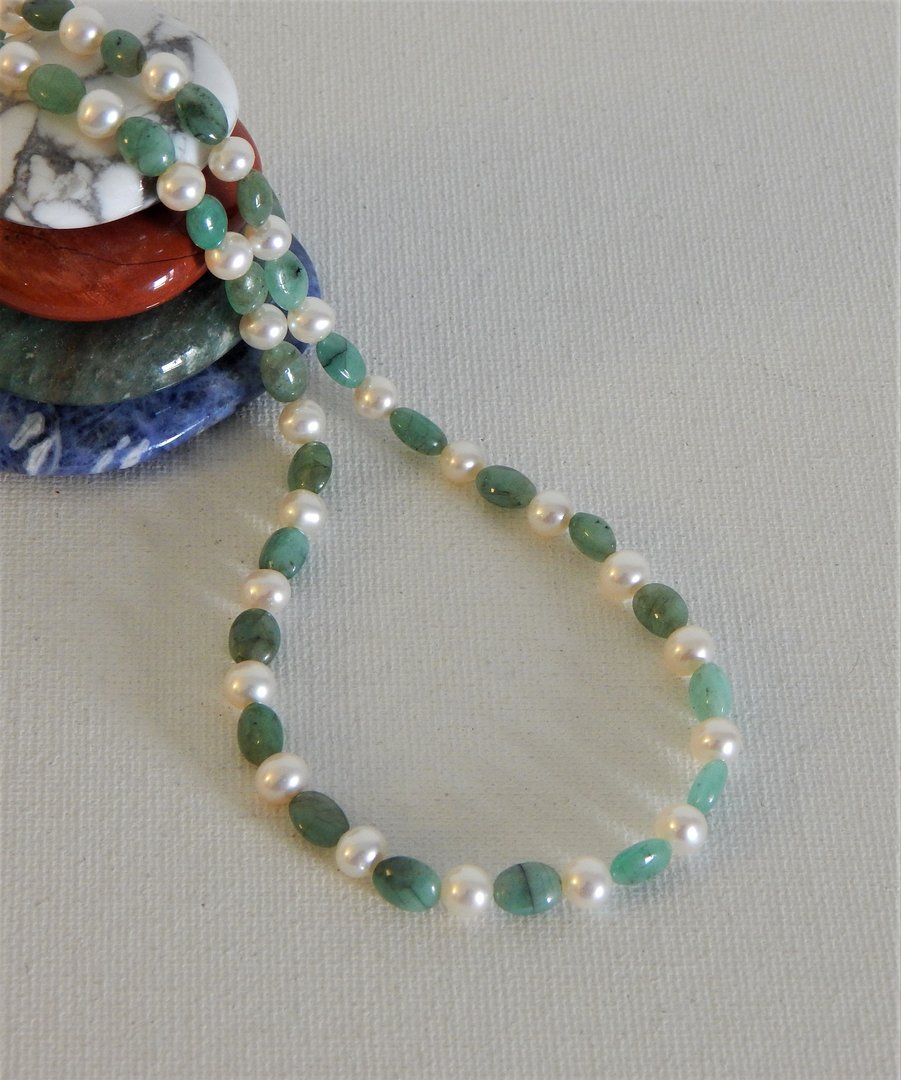 Perlenkette weiß ca. 5,5mm mit Smaragd AAA