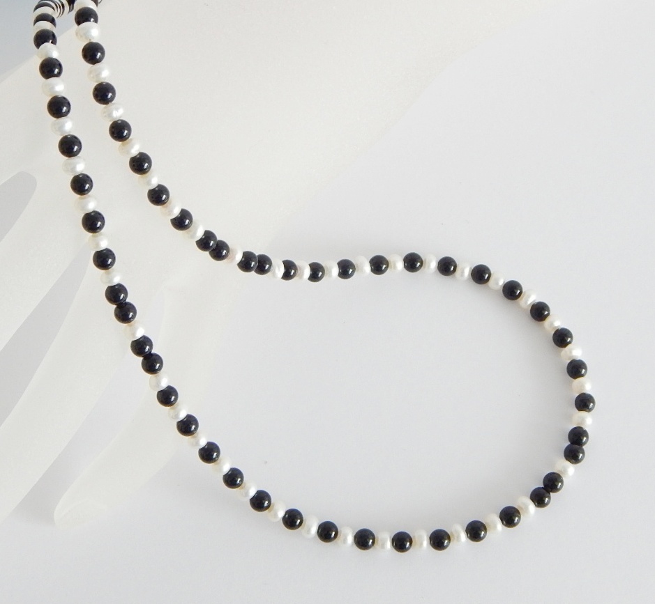 Perlenkette weiß ca. 4mm mit Onyx AA