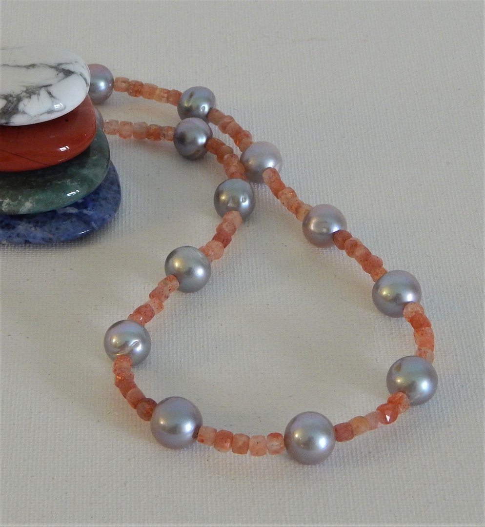 Perlenkette grau ca. 11mm AAA mit Sonnenstein