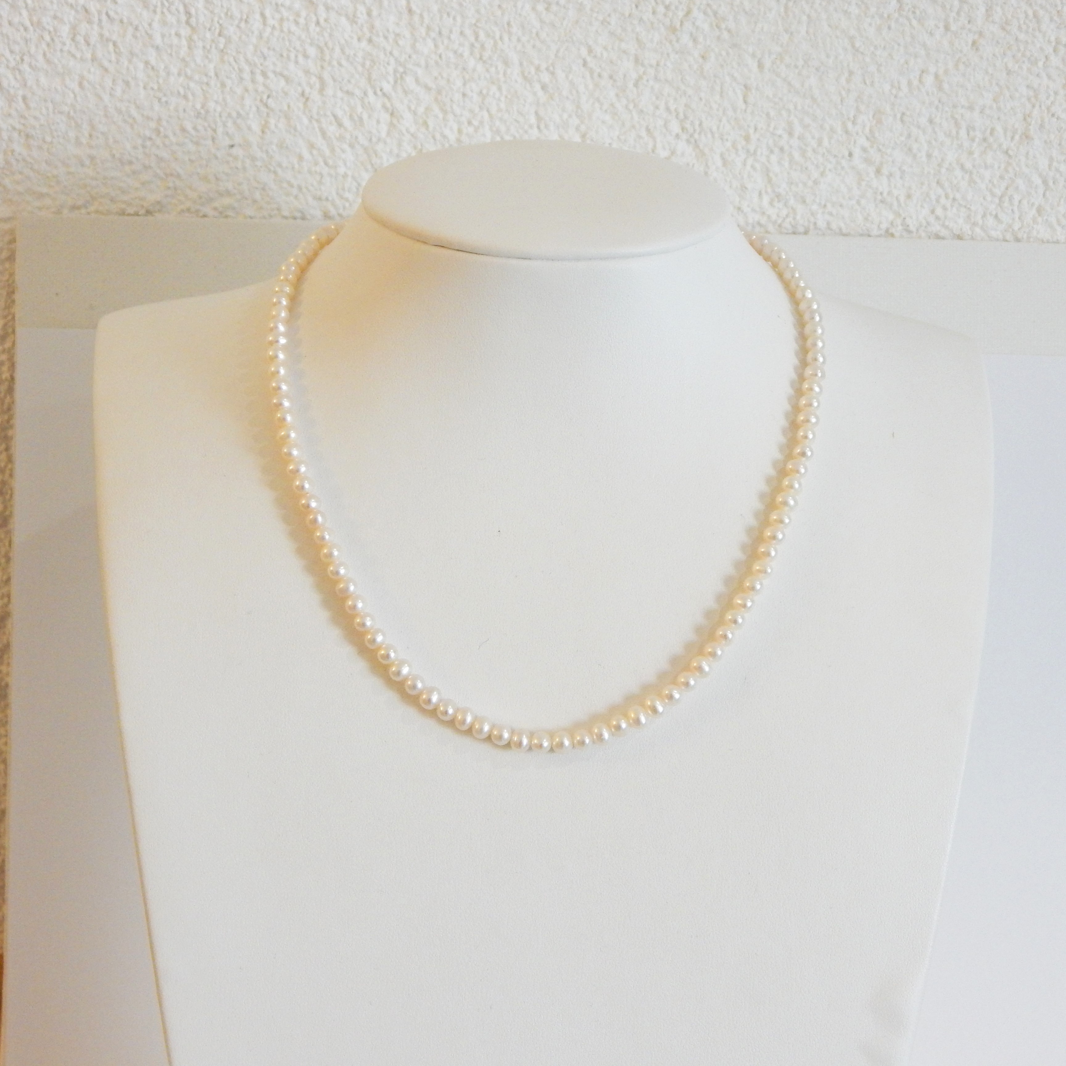 Perlenkette weiß ca. 4mm semi-rund AAA+ 