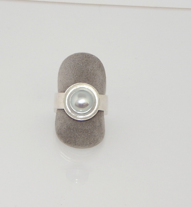 Perlenring Perle grau ca. 8-9mm AAA bouton