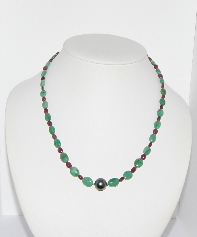 Tahiti Perle schwarz ca. 12mm mit Smaragde und Rubine 