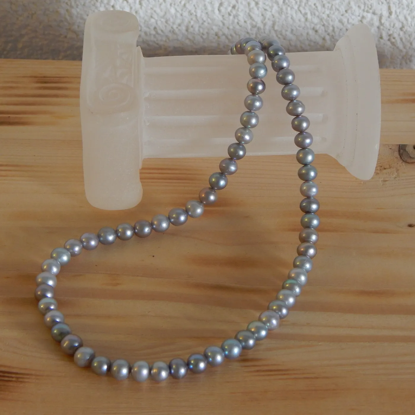 Perlenkette grau ca. 6mm AAA semi-rund