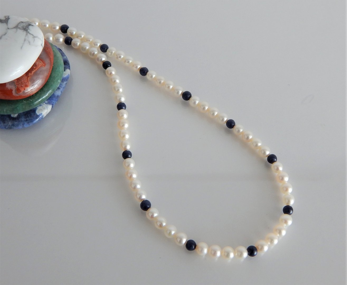 Perlenkette weiß ca. 5mm mit Saphir AA+