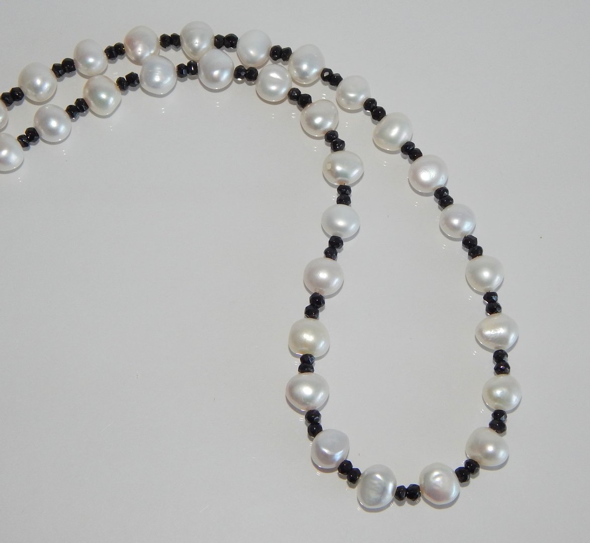 Perlenkette weiß ca. 9mm AAA mit Spinell