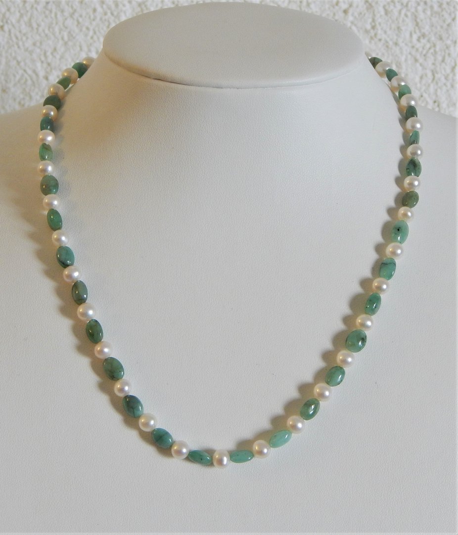 Perlenkette weiß ca. 5,5mm mit Smaragd AAA