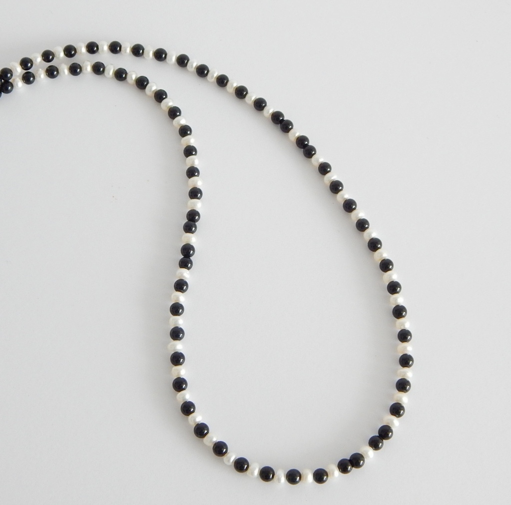 Perlenkette weiß ca. 4mm mit Onyx AA