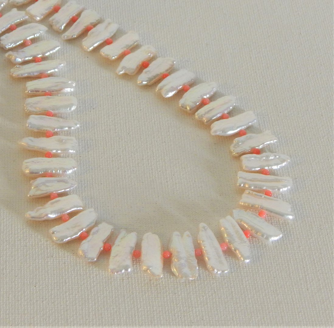 Perlenkette weiß ca. 17x7mm AA+ mit Koralle